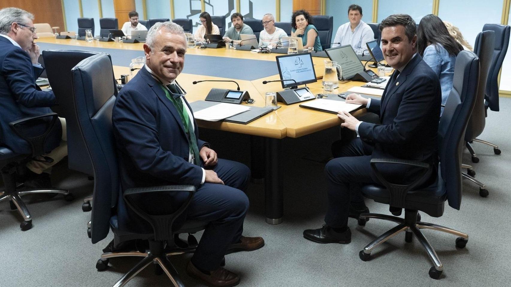 El consejero Mikel Jauregi en el Parlamento Vasco