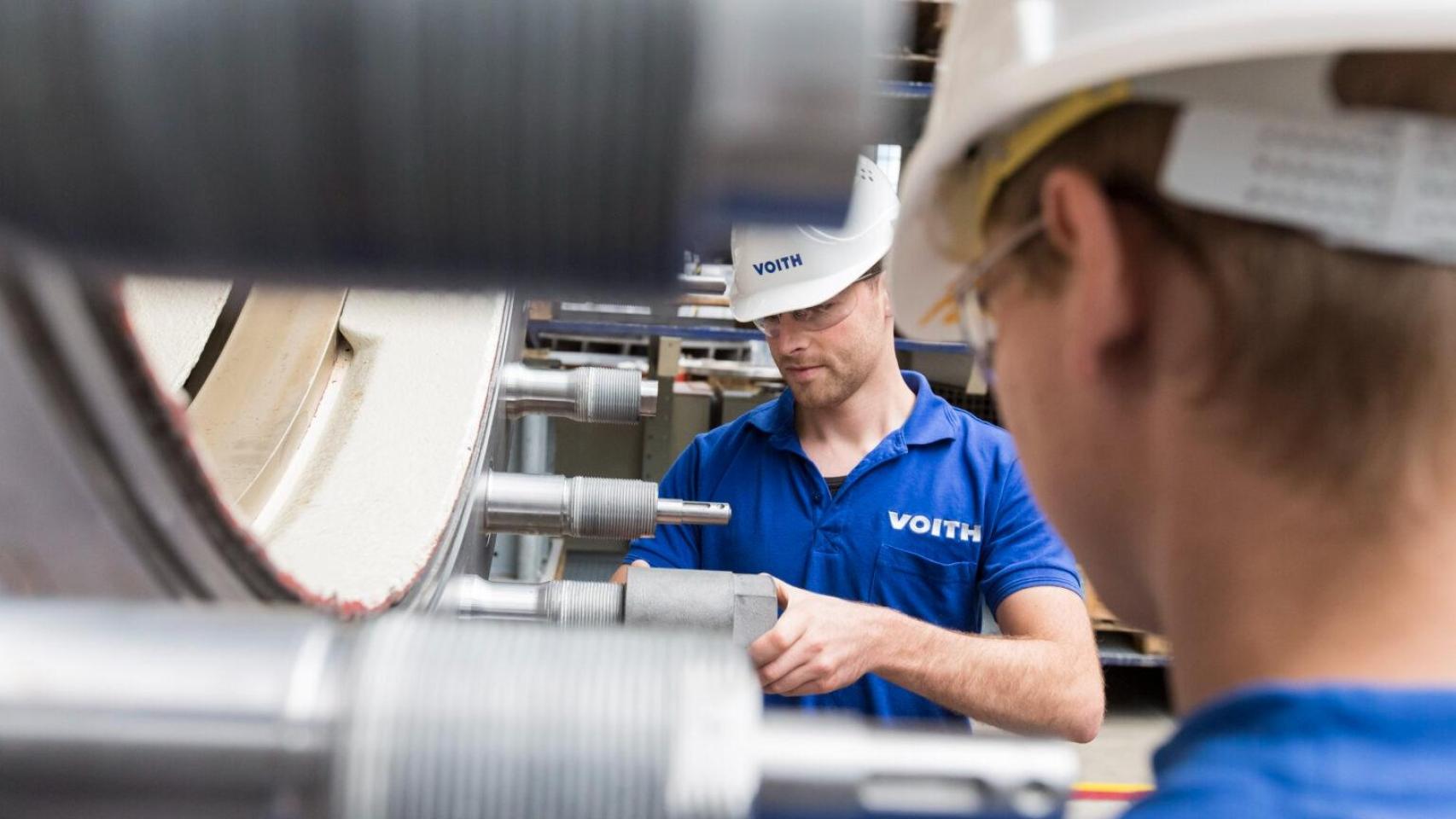 Dos trabajadores de la empresa Voith.