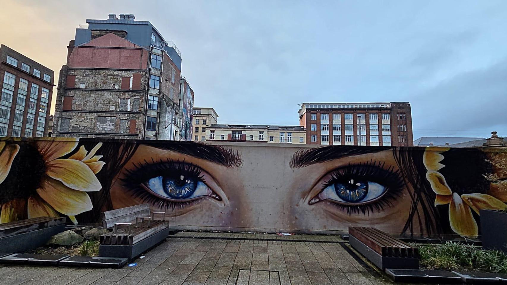El ojo no es ojo porque tú lo veas, el ojo es ojo porque te ve, tenía claro Antonio Machado. Sin embargo, la mirada brillante de la joven del mural Mariposas en sus ojos, pintado por Rogue One, parece desmentir la afirmación del pequeño de los hermanos poetas