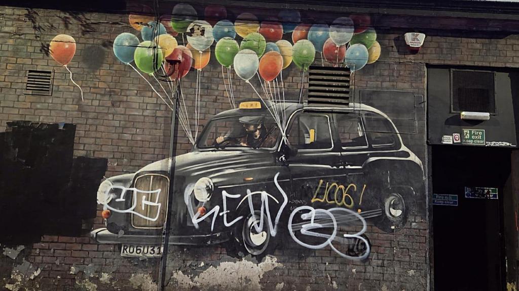 The most economical taxi. A menudo este taxi flotante, que parece sacado de la película Up, se considera el primer grafiti de la ruta. En Mitchell Street