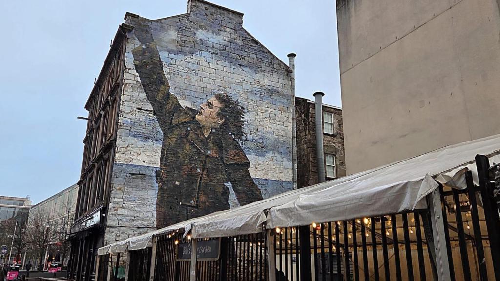 El mural de la calle Dixon Dr. Connology, supongo? es uno de los tres que se crearon para celebrar el 75 cumpleaños del cómico nacido en Glasgow, Billy Connolly. Los podrás encontrar en Osborne Street, Dixon Street y Gallowgate