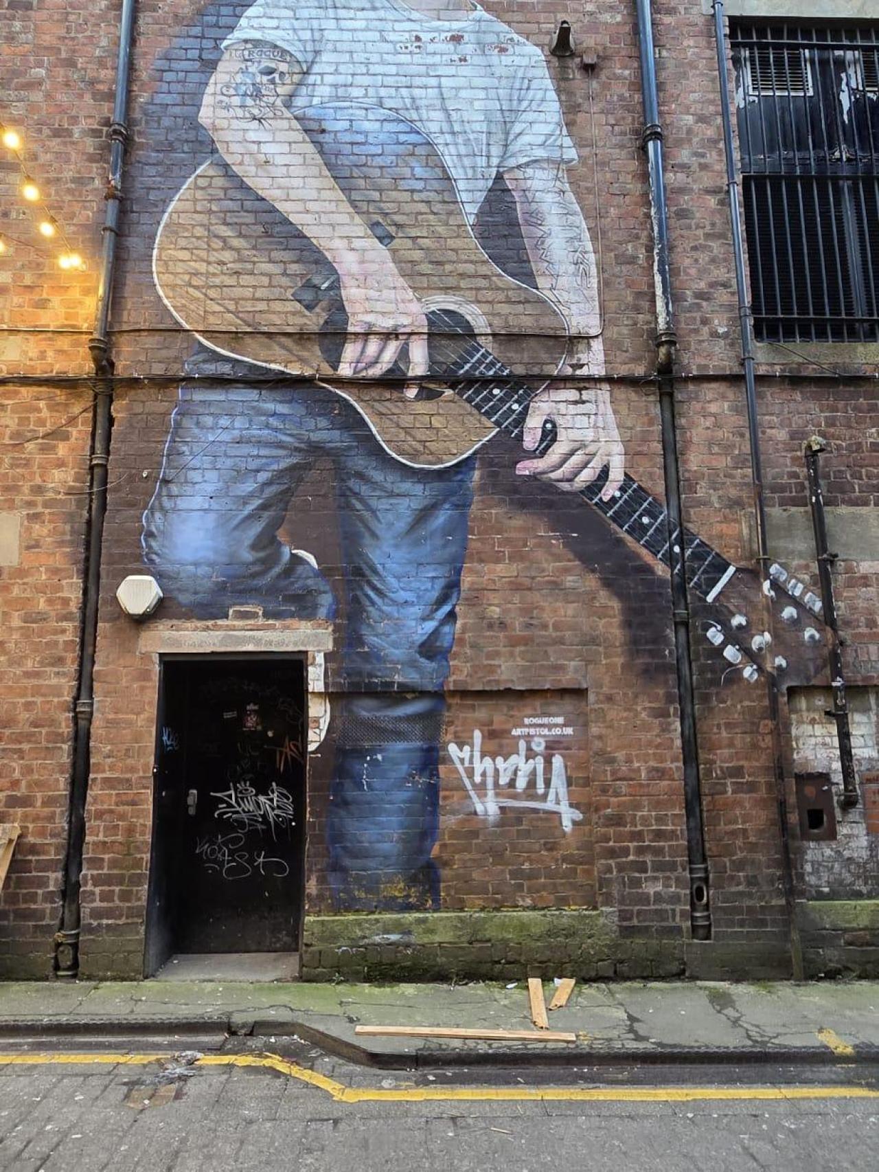 The Musician es otro de los grafitis trabajados mano a mano entre Rogue One y Art Pistol. Situado frente al pub Malone´s