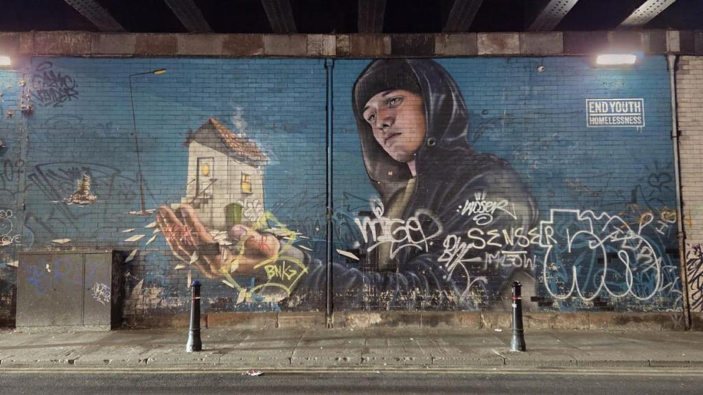 End Youth Homeless. El artista urbano GWMacLaughlin incluye así una crítica social ante las dificultades de los jóvenes para acceder a la vivienda y llama a evitar el sinhogarismo