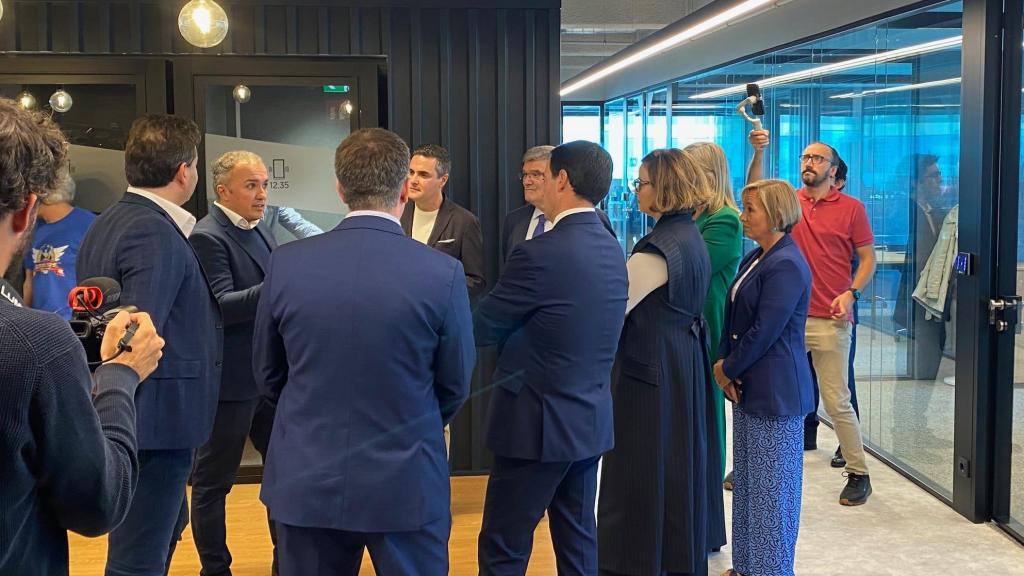 El CEO de Isso Technologies, Javier Sordo, junto al consejero de Industria, Mikel Jauregi y el lehendakari, Imanol Pradales, en la Torre Bat, donde se encuentran las oficinas de la startup