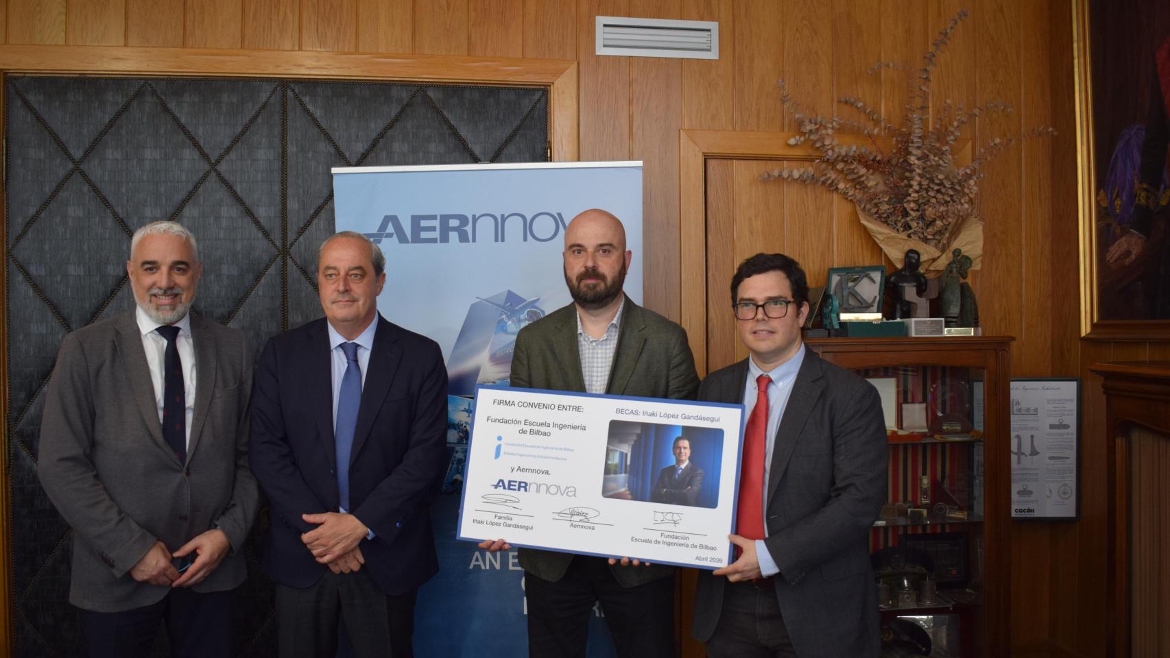 Firma del acuerdo para la creación de la beca Iñaki López Gandásegui
