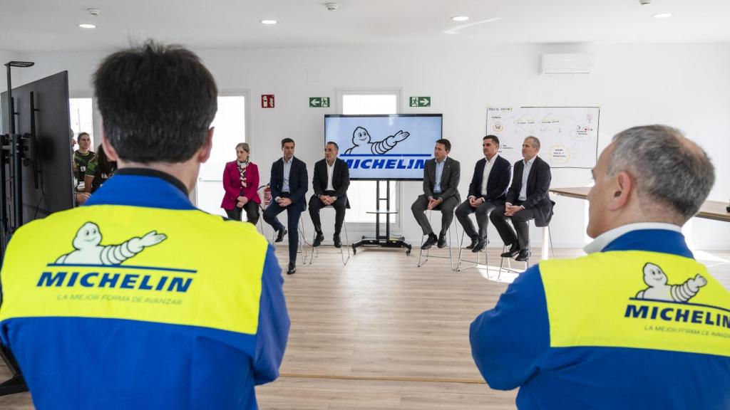 David Udakiola junto al lehendakari, Imanol Pradales, en una visita a Michelin.