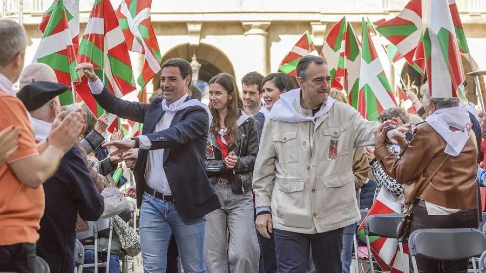 El lehendakari, Imanol Pradales, y el presidente del PNV, Aitor Esteban, en la celebración del Aberri Eguna