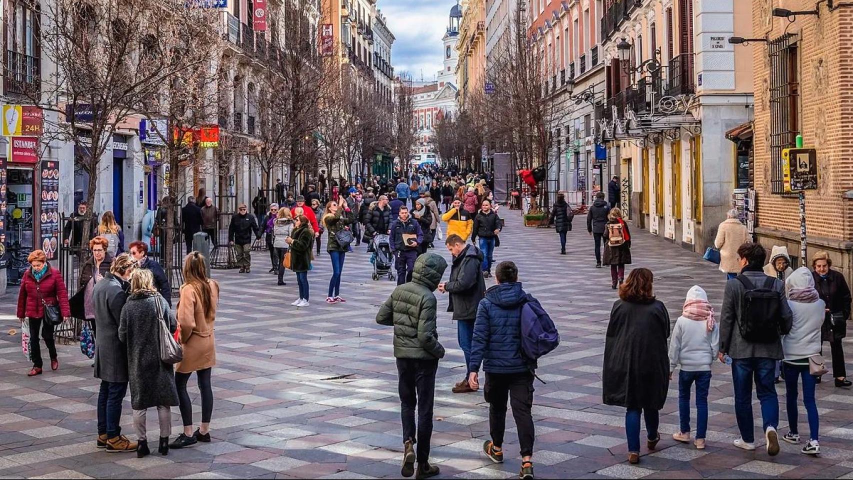 Personas paseando el pasado invierno por Madrid.