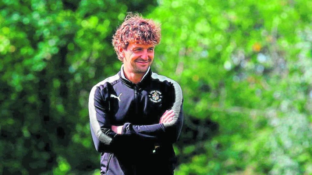Iñigo Idiakez, durante su etapa como técnico en el Luton Town.