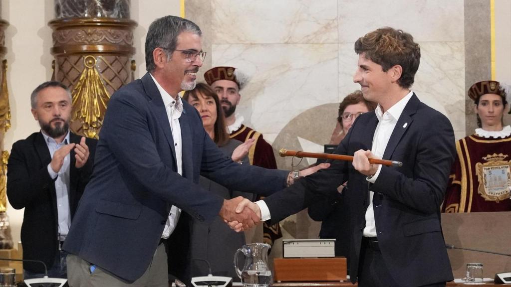 Jon Insausti toma posesión del cargo del hasta entonces alcalde Eneko Goia