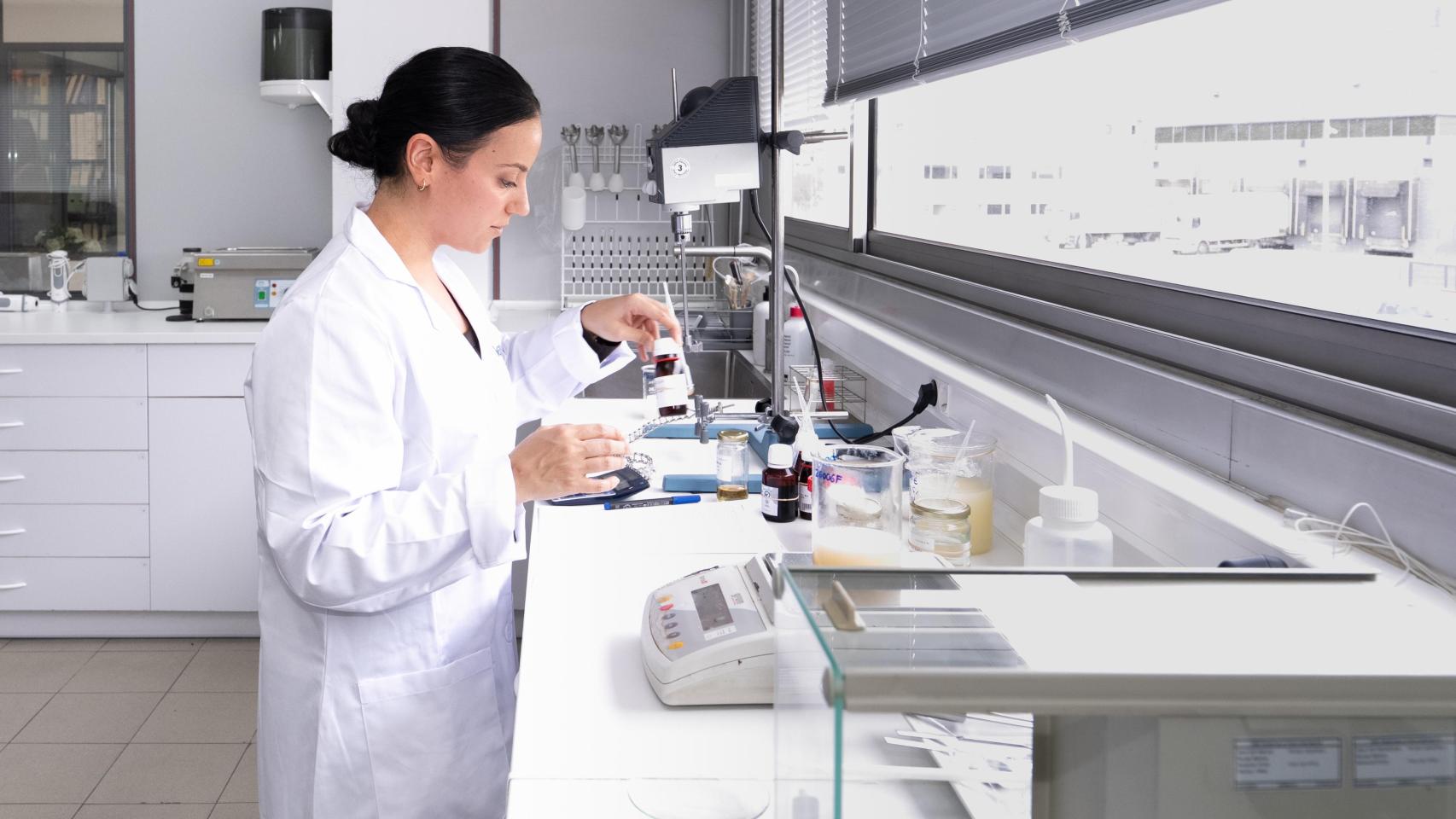 Una trabajadora en un laboratorio.