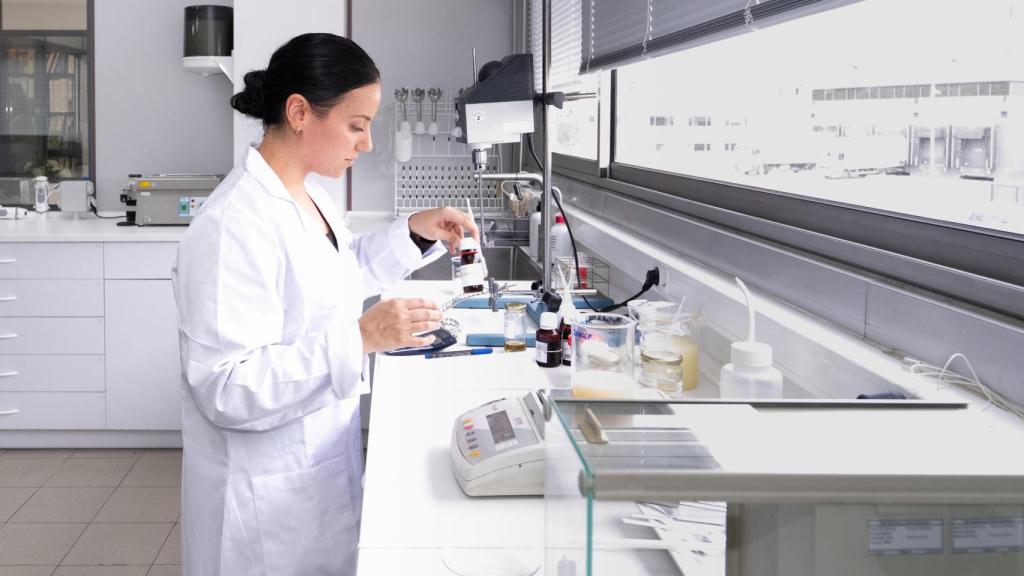 Una trabajadora en un laboratorio.