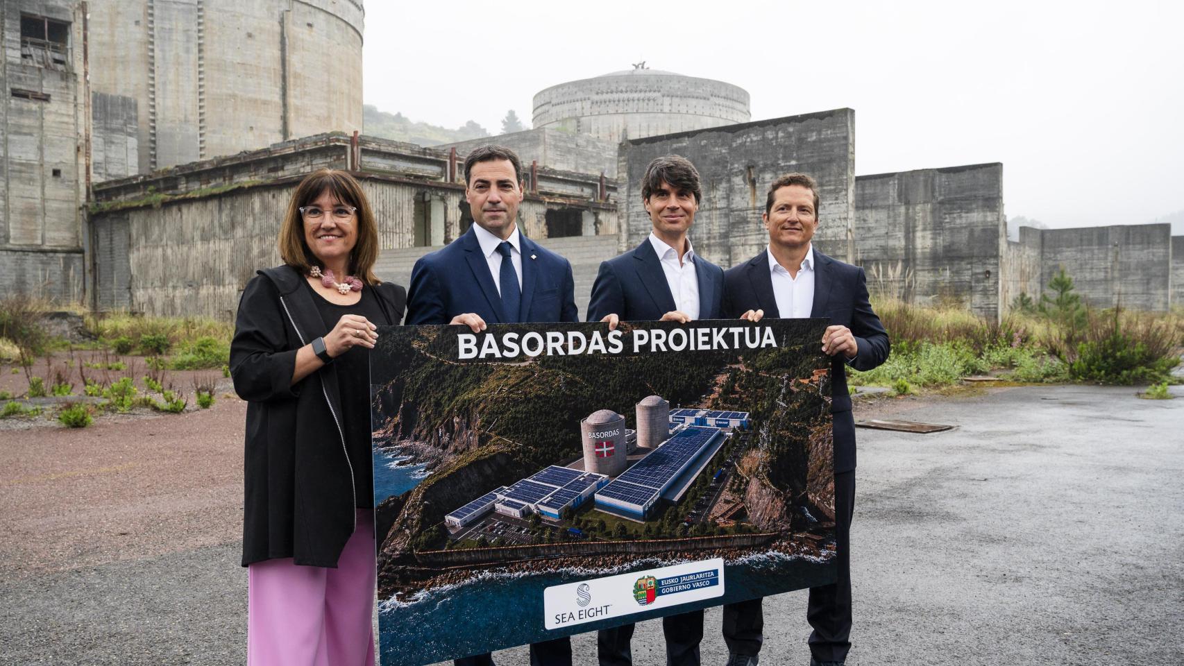 El lehendakari, Imanol Pradales, junto a los impulsores de Basordas en la central de Lemoiz.