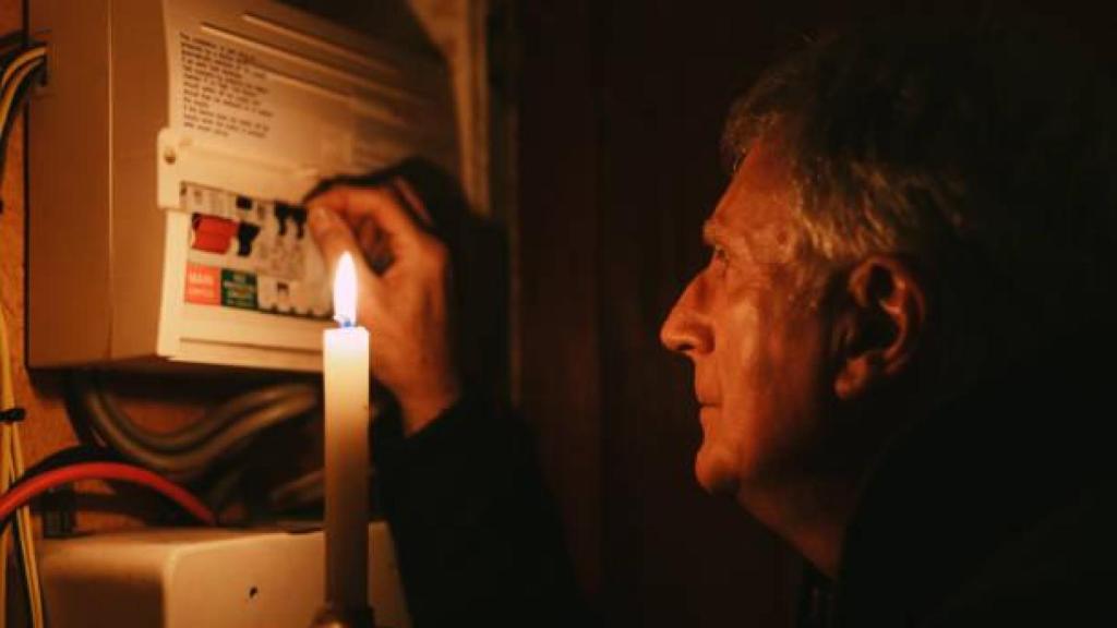 Un hombre enfrenta un corte de la luz.