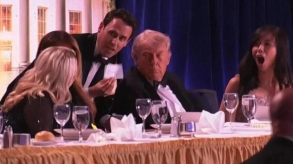 Captura de imagen de un video facilitado por la Casa Blanca del tiroteo durante la Cena de Corresponsales en presencia de Trump