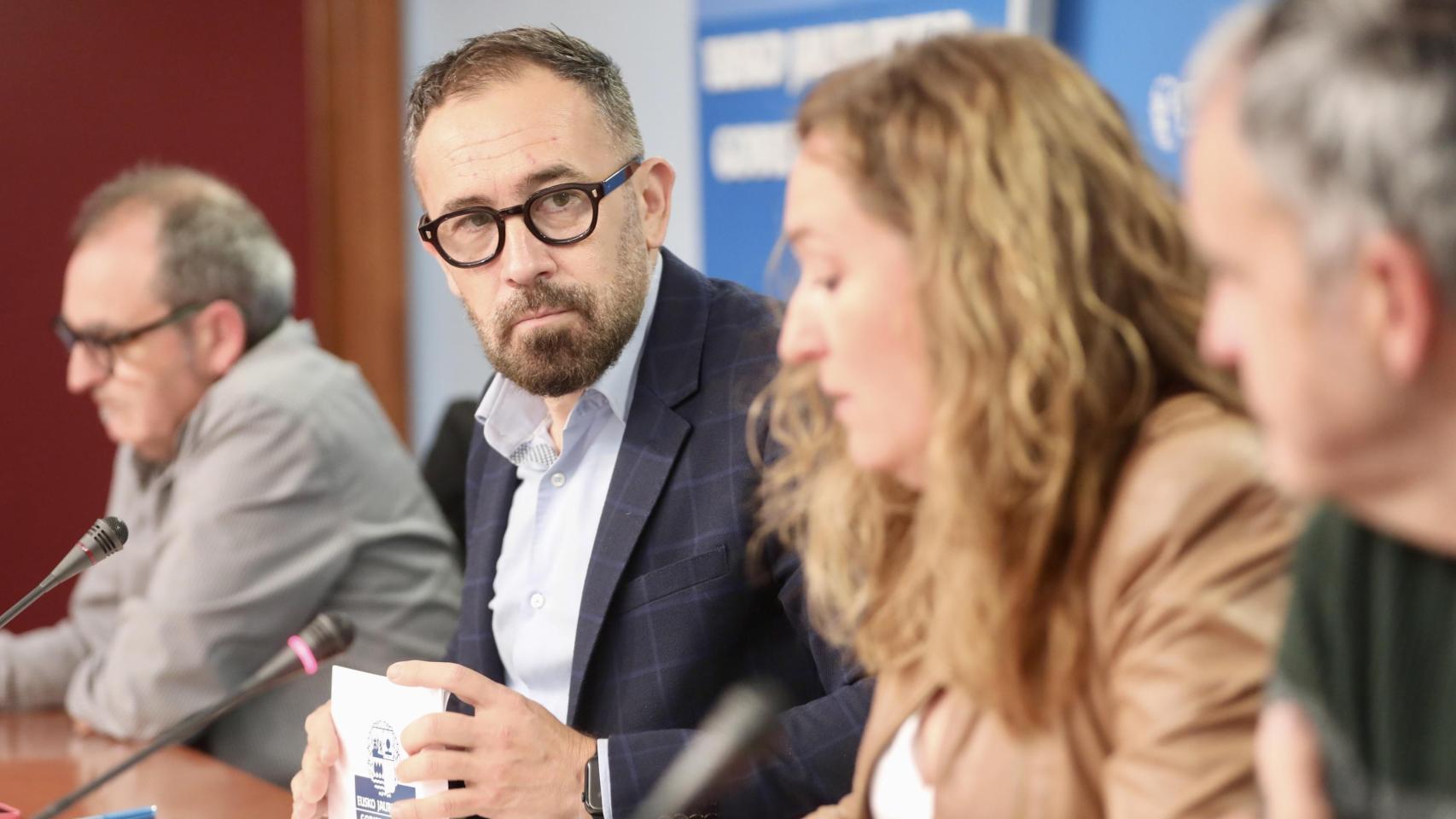 El consejero de Vivienda, Denis Itxaso, junto a los alcaldes de Arrasate, Pasaia y Zestoa