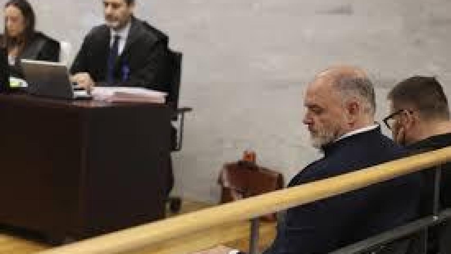 El expresidente de DYA Bizkaia y acusado Fernando Izaguirre, (d) durante el juicio.