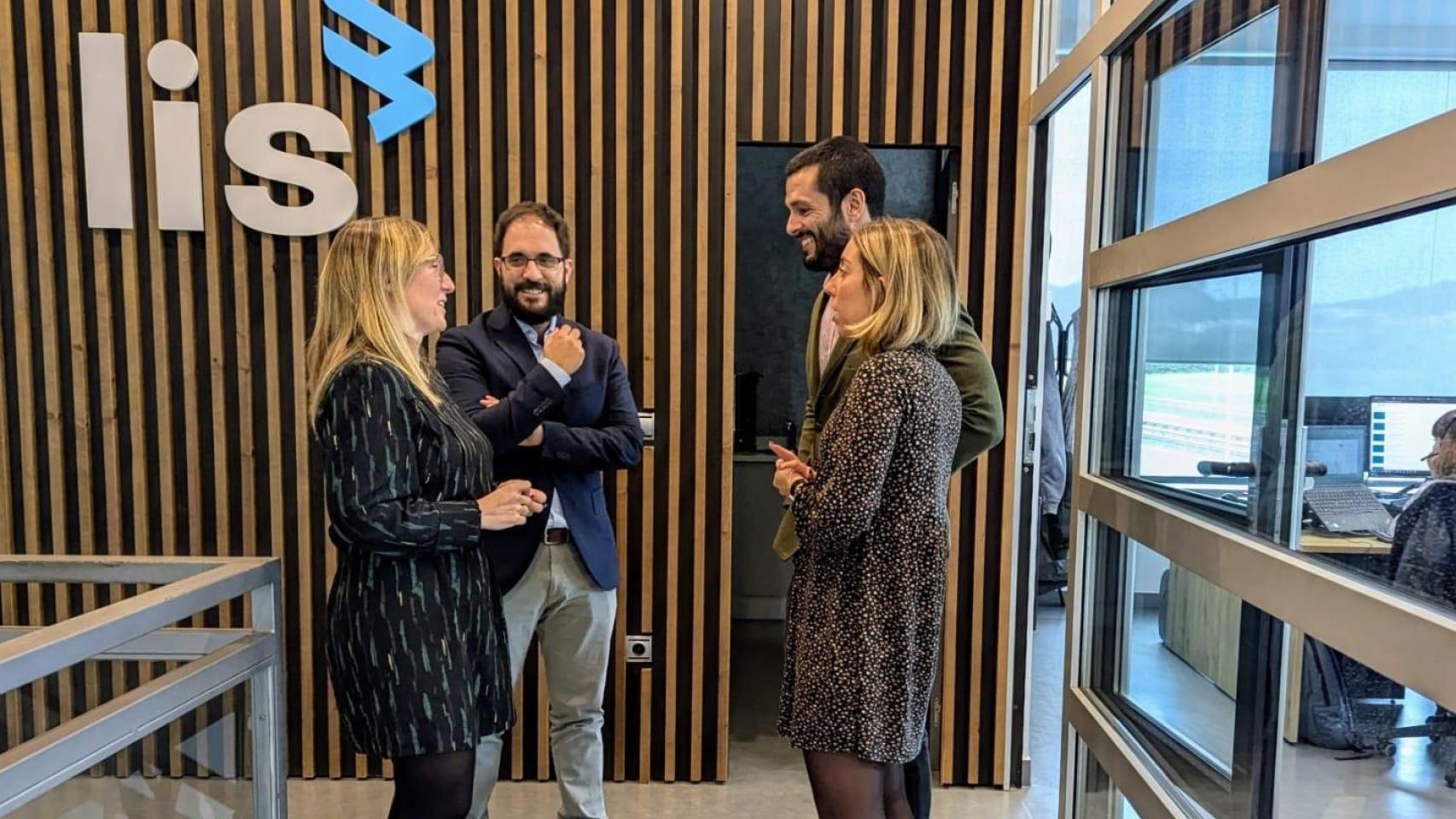 Instalaciones de LIS Data Solutions en una visita de la anterior delegada del Gobierno en Cantabria, Eugenia Gómez de Diego