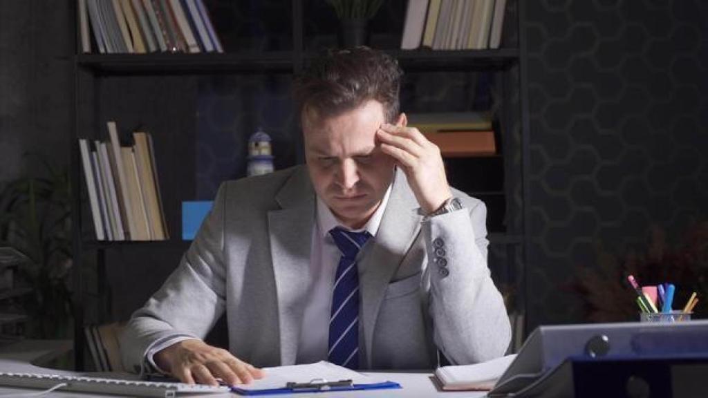 Un trabajador realizando horas extra.