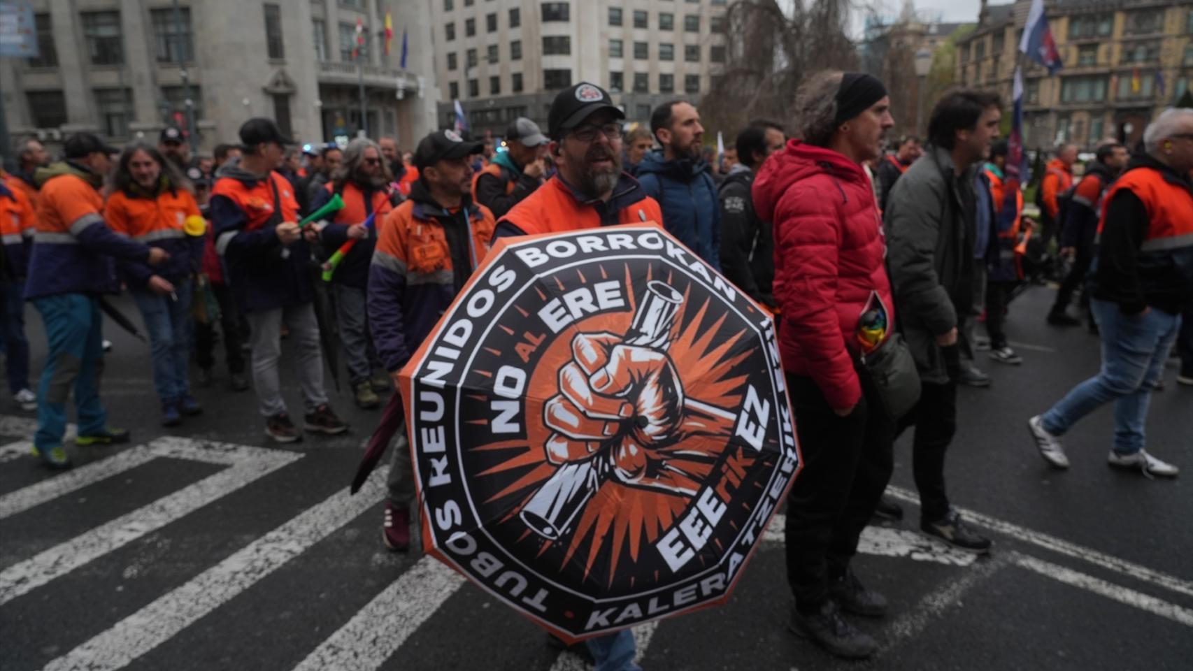 Varias personas durante una nueva manifestación de los trabajadores de Tubos Reunidos