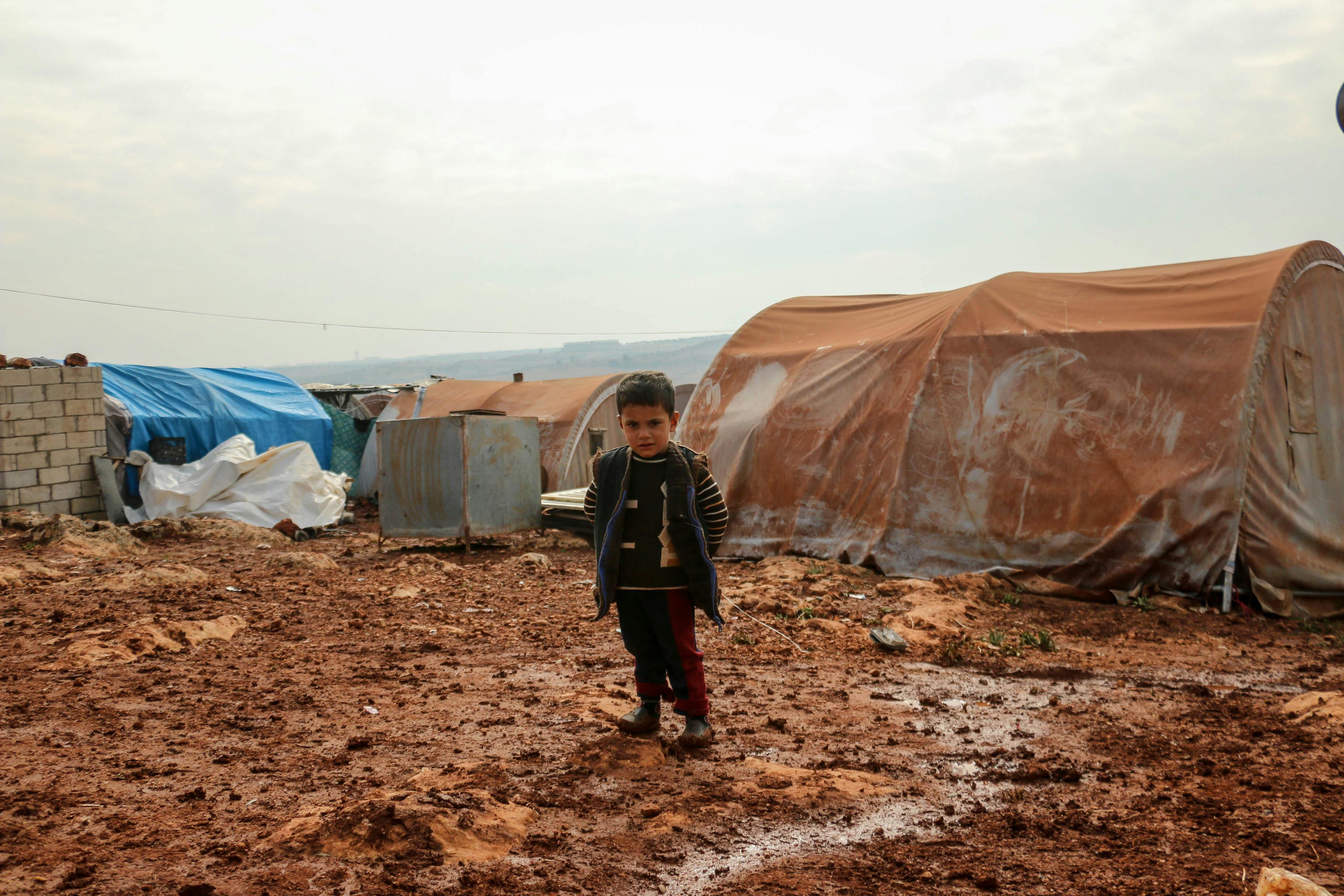 Imagen de un niño en un campo de refugiados en Siria.