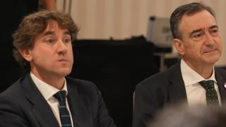 El secretario general del PSE-EE, Eneko Andueza, y el presidente del PNV, Aitor Esteban