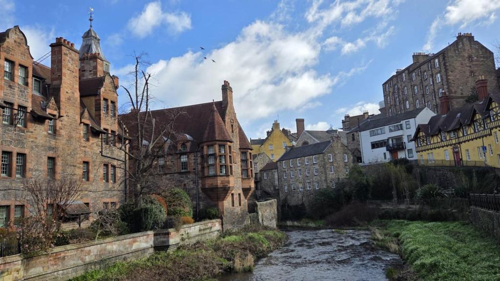 El remanso de paz que constituye Dean Village estuvo sacudido por las aguas del rio Water of Leith y el ruido de las piedras molineras que lo bordeaban