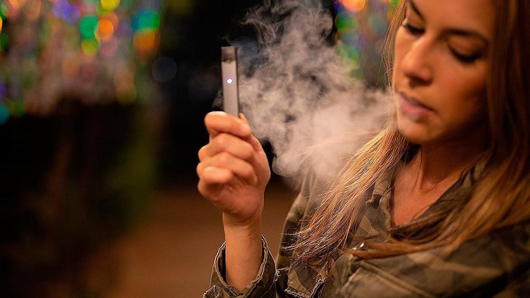 Una joven vapeando. 