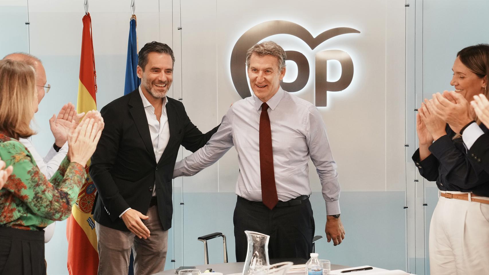 El líder del PP, Alberto Núñez Feijóo, y el portavoz nacional del Partido Popular Borja Semper, este lunes en el Comité de dirección del PP en Madrid