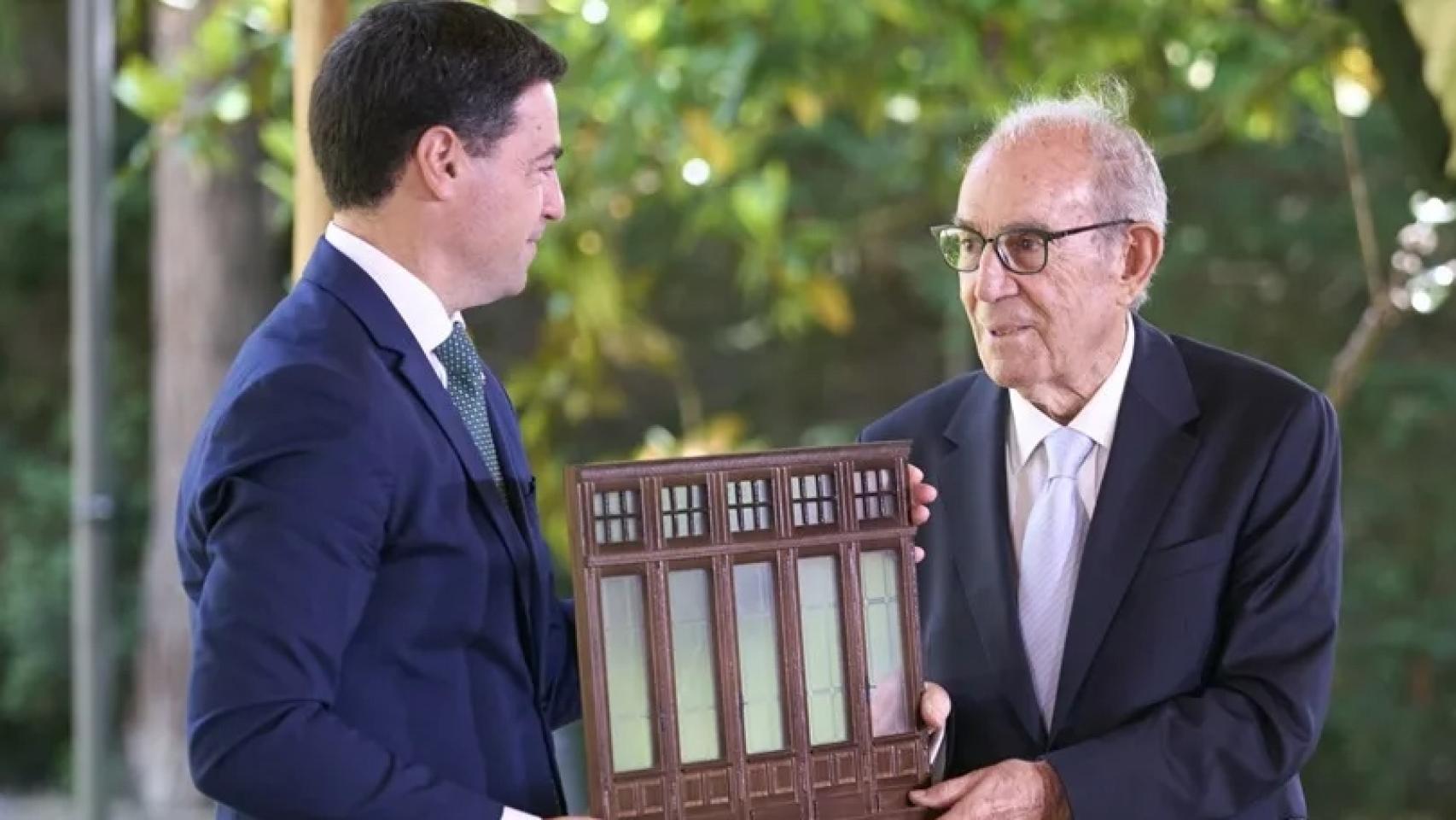 Carlos Garaikoetxea, junto al actual lehendakari, Imanol Pradales. Se trata de uno de los últimos actos públicos de Garaikoetxea. 