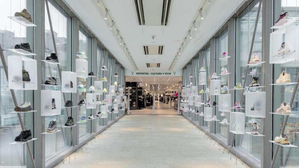 Pasillo reformado entre los dos edificios de El Corte Inglés en Vitoria.