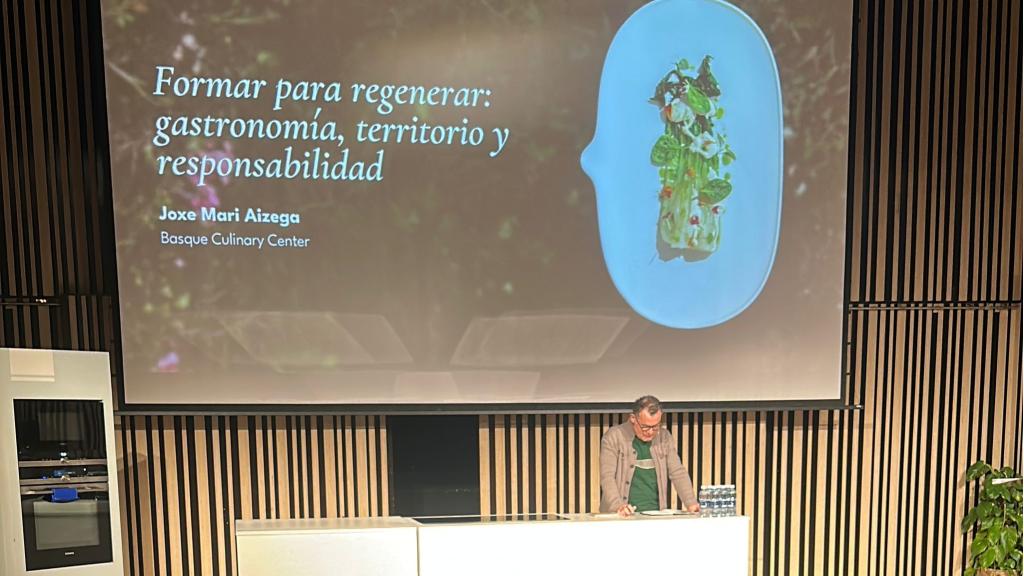 Iakoba Errekondo, referente en agroecología y pensamiento crítico en torno al mundo rural, en su ponencia en la jornada organizada por Basque Culinary Center