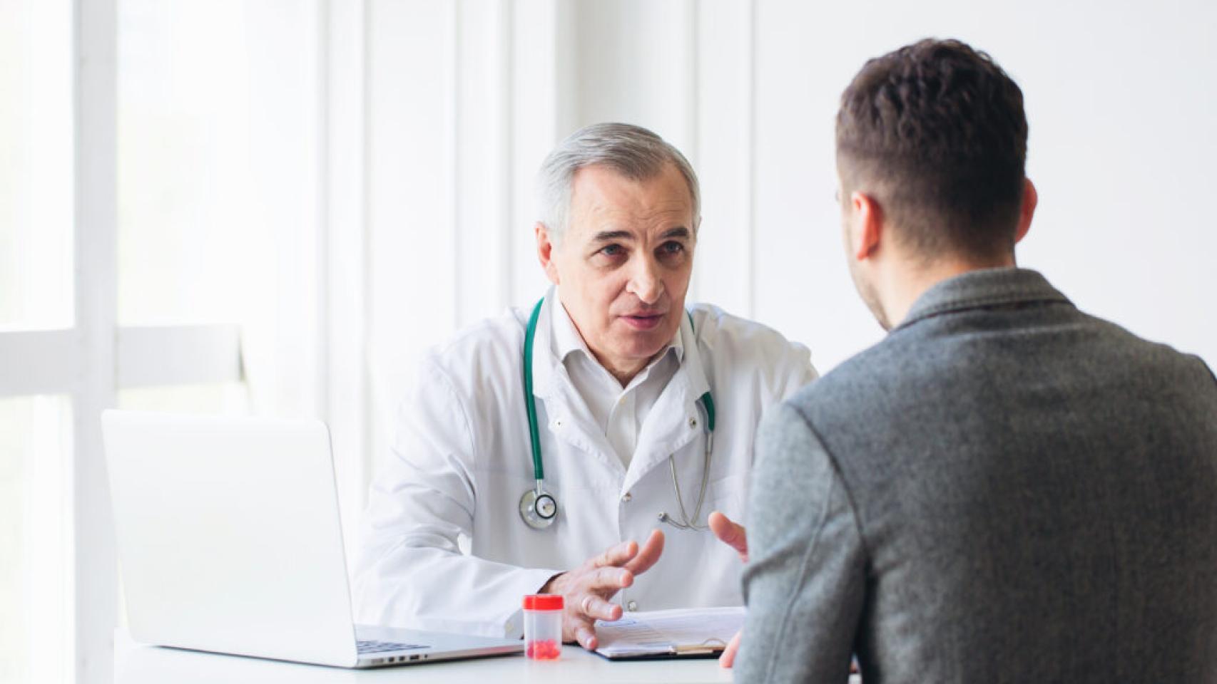 Un médico con su paciente. 