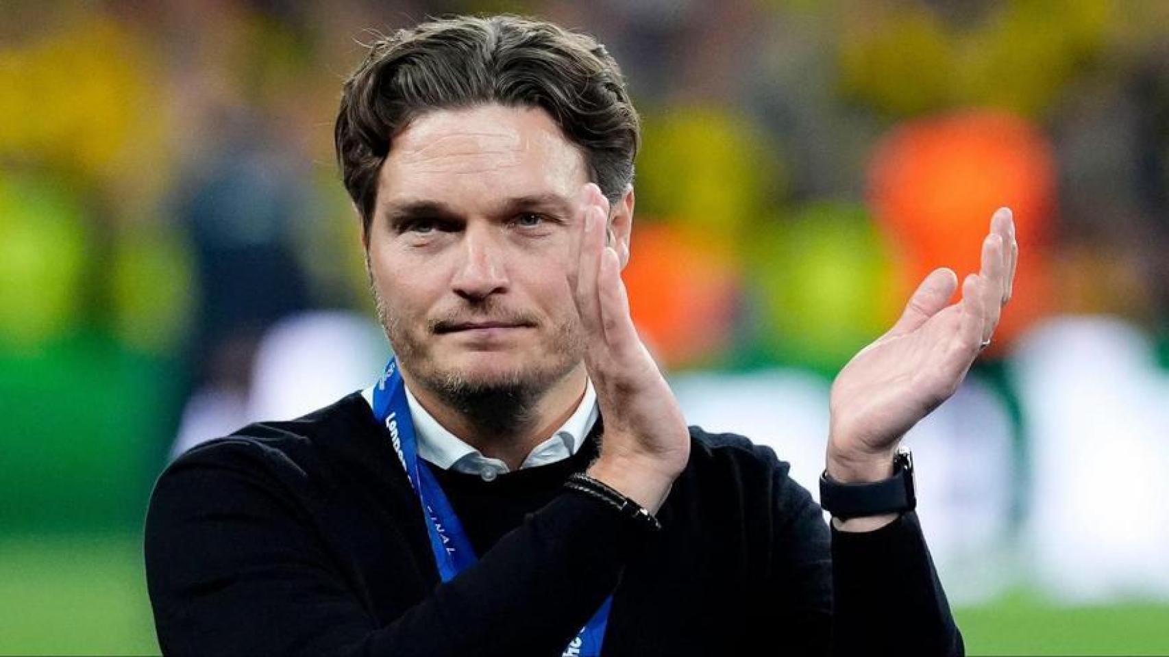 Edin Terzic aplaude a sus aficionados tras disputarse la final de la Champions League.
