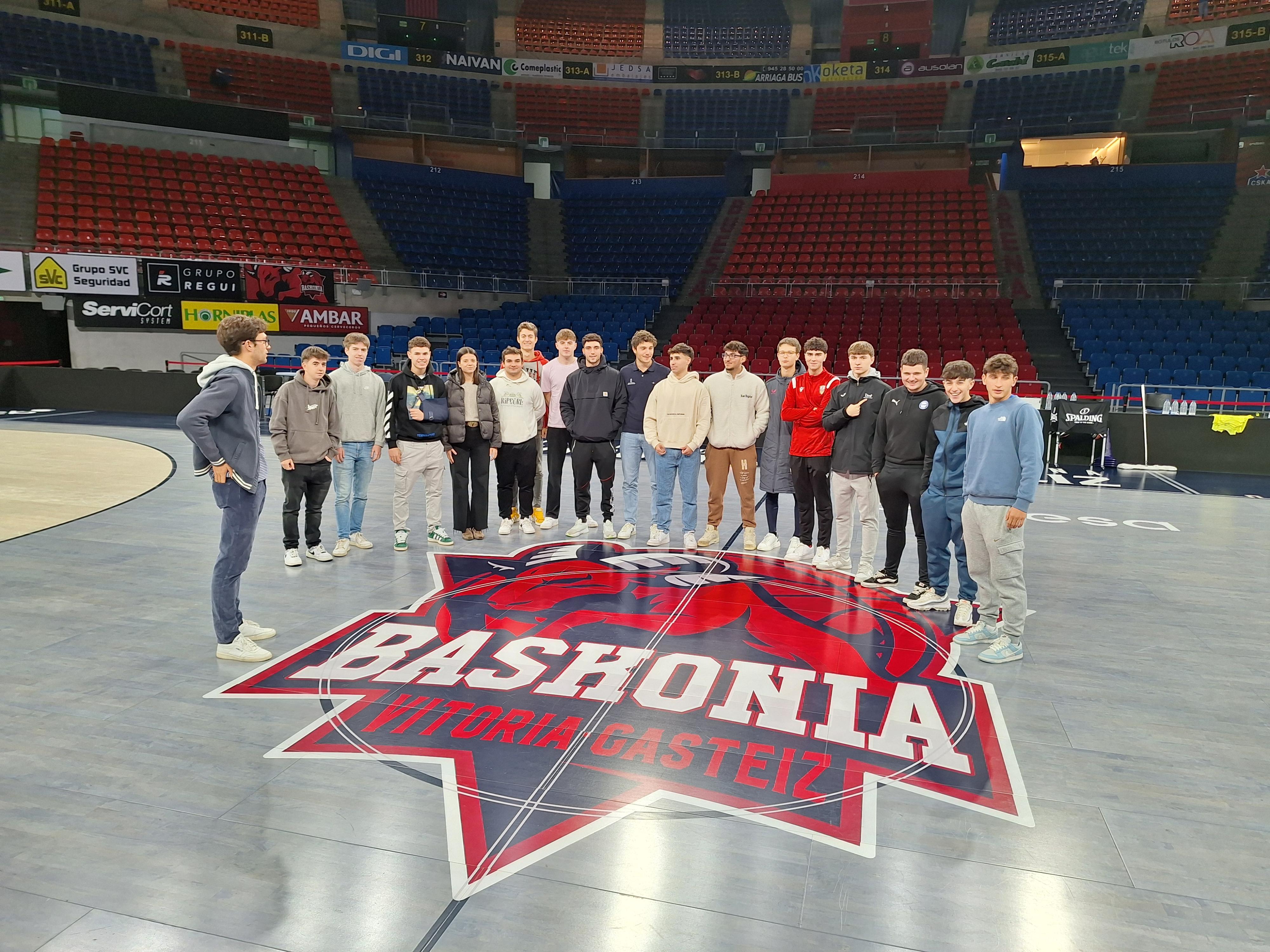 Estudiantes de la Universidad EUNEIZ en el Buesa Arena / Cedida