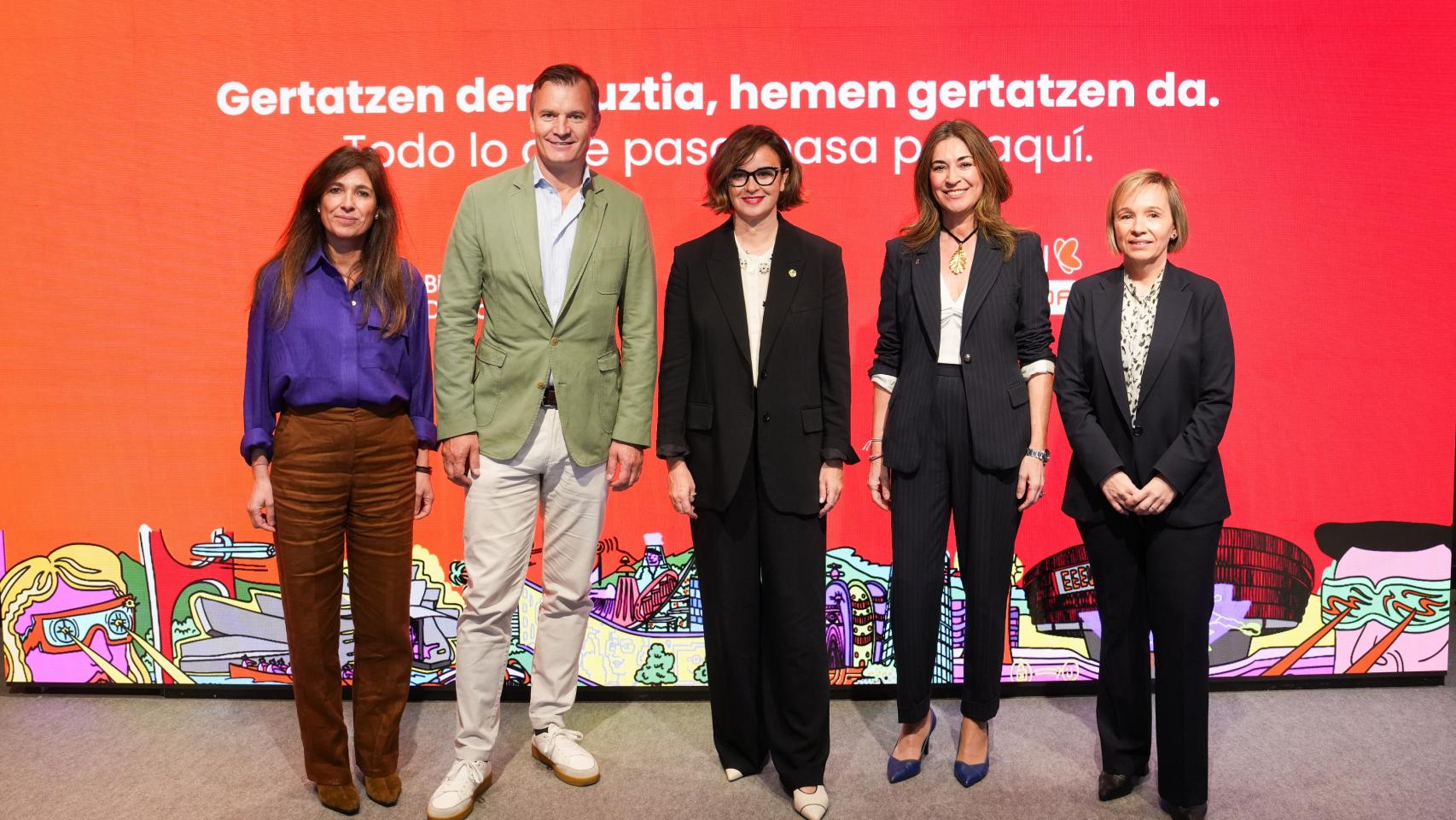 Meinrad Spenger, CEO de MásOrange, junto a Elixabete Etxanobe en la apertura del Digital Center de Euskaltel