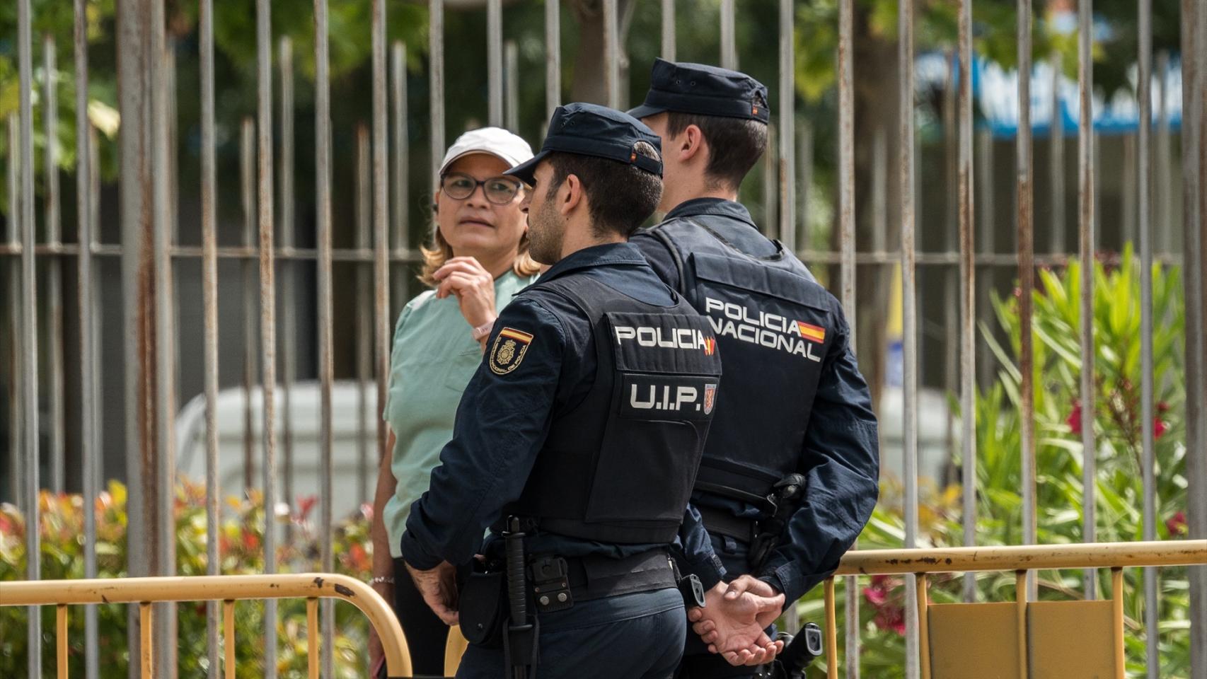 Dos agentes de la UIP de Policía Nacional en una imagen de archivo