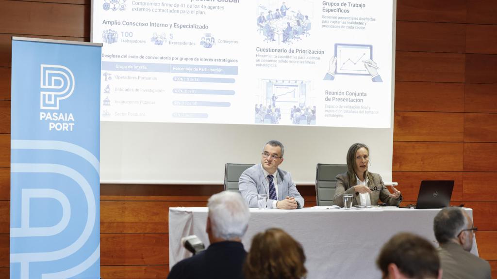 David Candelario e Izaskun Goñi, durante la presentación del plan estratégico.