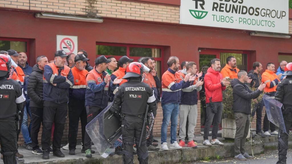 Decenas de trabajadores montan piquetes mientras tiene lugar la Asamblea de Tubos Reunidos