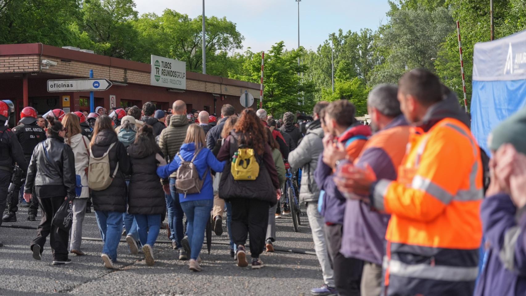 Decenas de trabajadores montan piquetes mientras tiene lugar la Asamblea de Tubos Reunidos este jueves