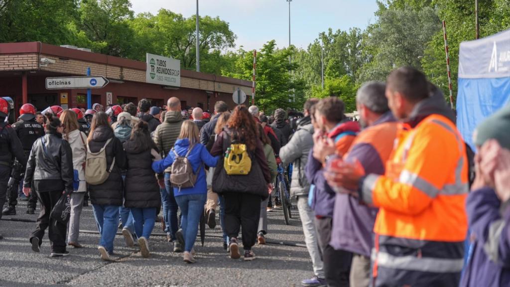 Decenas de trabajadores montan piquetes mientras tiene lugar la Asamblea de Tubos Reunidos este jueves