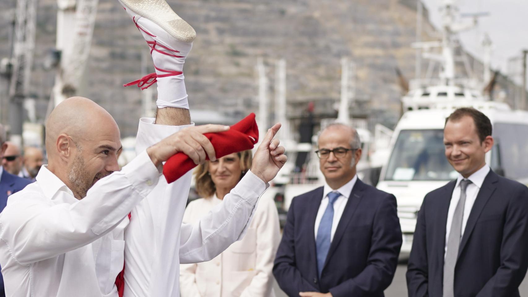 El CEO de Saitec, Javier Urgoiti, junto a la exministra Teresa Ribera en el acto de botadura de la plataforma flotante para eólica marina Demosath / H. Bilbao E Press