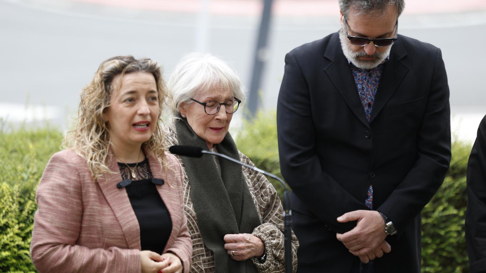 La alcaldesa de Andoain, Maider Lainez, junto a la viuda de José Luis López de Lacalle, Mari Paz Artolazabal, y el hijo, Alain, durante el acto de homenaje al columnista del diario El Mundo con motivo del 26 aniversario de su asesinato por ETA