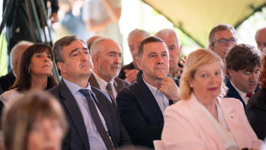 El presidente del PNV, Aitor Esteban, junto al coordinador general de EH Bildu, Arnaldo Otegi