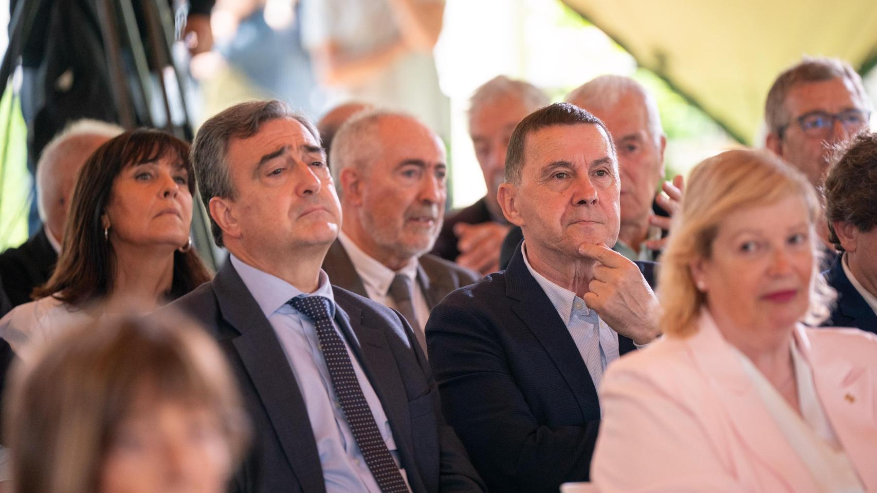 El presidente del PNV, Aitor Esteban, junto al coordinador general de EH Bildu, Arnaldo Otegi