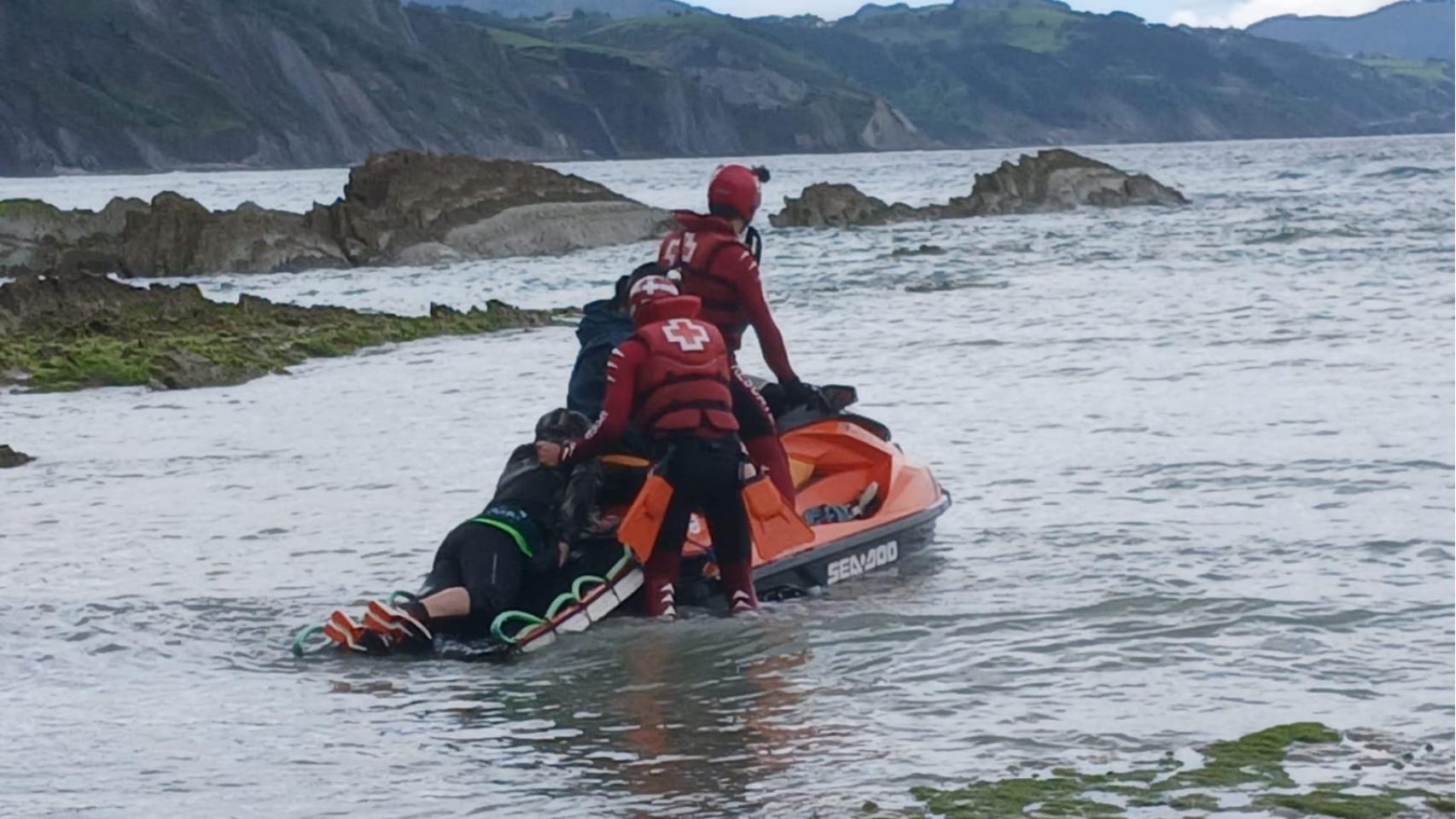 Los Servicios de Emergencia de Euskadi rescatan a una veintena de excursionistas atrapados en el Flysch de Zumaia