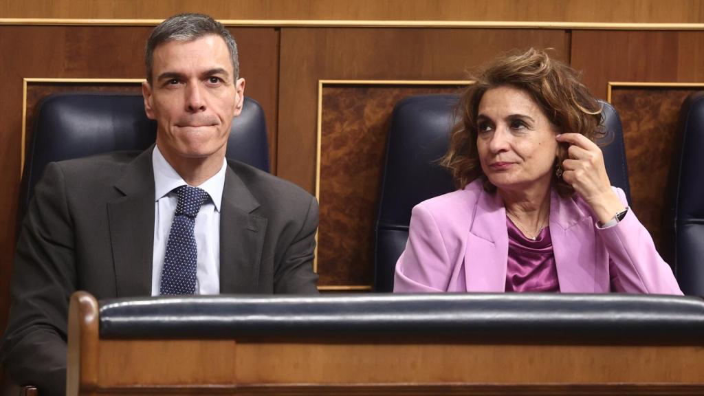 La vicepresidenta primera y ministra de Hacienda, María Jesús Montero, y el presidente del Gobierno, Pedro Sánchez, durante una sesión plenaria, en el Congreso de los Diputados, a 26 de marzo de 2026