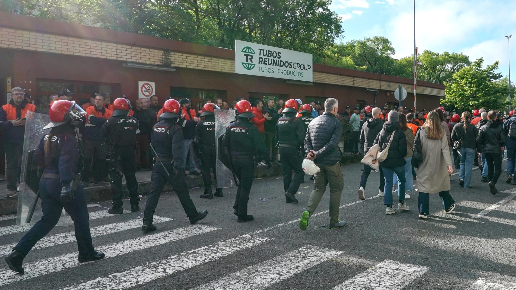 Trabajadores de Tubos Reunidos escoltados por la Ertzaintza / Iñaki Berasaluce Europa Press