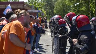 Tensión durante la salida de la fábrica de los trabajadores participantes en la asamblea de este jueves de Tubos Reunidos en Amurrio