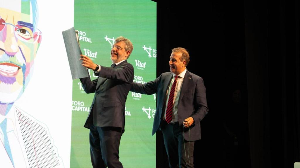 Alberto Nadal recibe un obsequio de Jon Urresti, presidente de la Fundación Vital, durante el Foro Capital celebrado en Vitoria. 